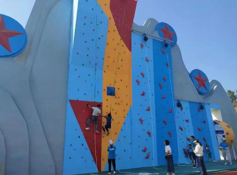 大型户外拓展攀岩成人攀登攀岩墙大型攀爬体能训练攀岩仿真攀岩板